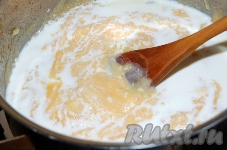 В самом конце добавить сливки, посолить, поперчить и с помощью блендера приготовить пюре. Количество сливок варьировать до состояния желаемой густоты супа-пюре. 