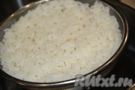 Откинуть готовый рис на сито, хорошо промыть холодной водой. Оставить рис в сите, чтобы он остыл и стекла лишняя жидкость. Рис получается рассыпчатым, он идеально подходит для приготовления салата. Для этого блюда нам потребуется 3-4 столовые ложки отваренного риса. 