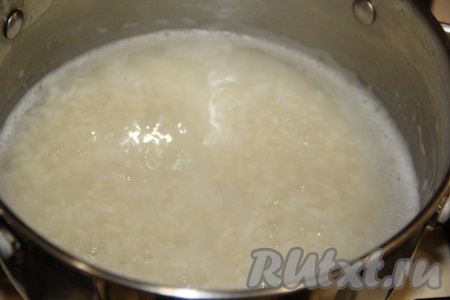 Рис тщательно промыть, выложить в кастрюлю, залить большим количеством воды. Поставить кастрюлю с рисом на огонь, после закипания воды варить на небольшом огне до готовности риса (обычно на это требуется с момента закипания минут 15-20).

