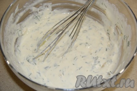 Перемешать венчиком и сметанный соус с сыром для запекания трески готов.

