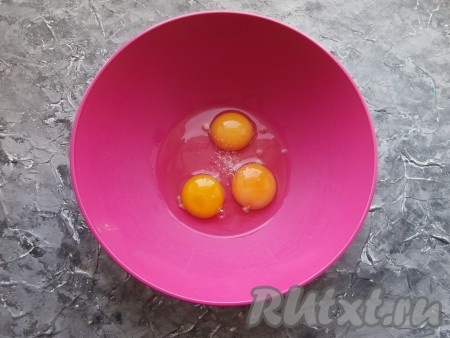 2 яйца разбить в миску, добавить 1 сырой желток и щепотку лимонной кислоты.
