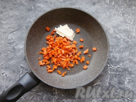 Половину сливочного масла поместить в сковороду, туда же отправить очищенную и нарезанную маленькими кубиками сырую морковь.
