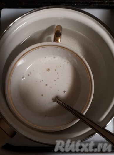Набухший желатин растворить (удобнее всего это делать, вставив ёмкость с желатином в посуду с горячей водой) и остудить до комнатной температуры.
