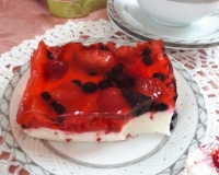 Творожный десерт с желе и ягодами