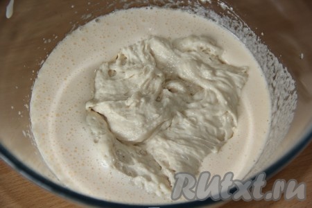 В миску с яичной массой добавить опару и перемешать тесто (можно перемешать ложкой).
