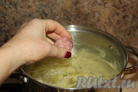 Когда капуста с картошкой проварятся минут 10, опустить фрикадельки в кастрюлю.
