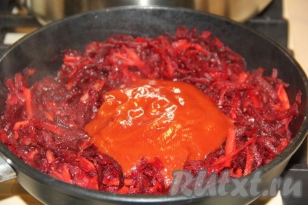 Влить немного бульона из супа и тушить овощи 10 минут под крышкой на небольшом огне. Затем положить в овощную зажарку томатную пасту.
