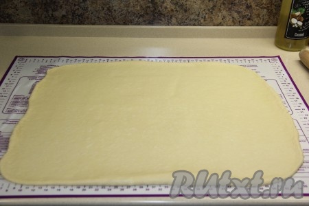 На припылённой мукой поверхности раскатать тесто в прямоугольный пласт, толщина которого должна быть около 4 мм.

