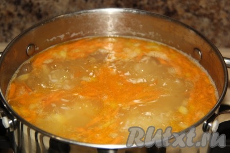 Когда рис проварится 15 минут, добавить обжаренные овощи в кастрюлю.
