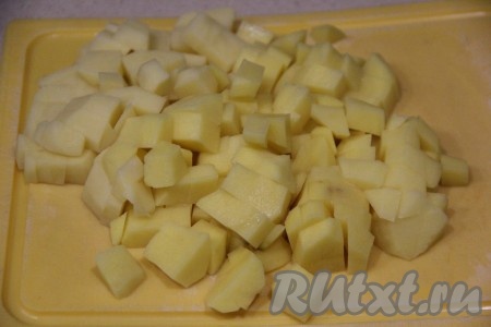 В кастрюле вскипятить 2 литра воды. Картошины почистить и нарезать на небольшие кубики.
