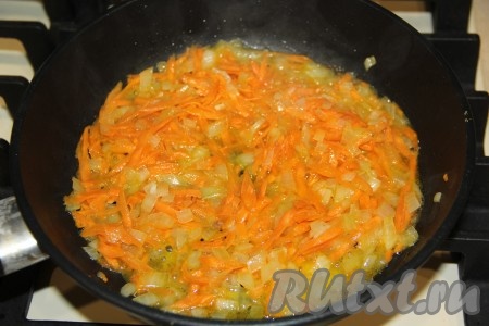 Обжарить овощи, иногда помешивая, в течение 5 минут (до мягкости моркови).
