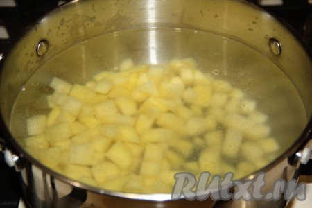 Опустить нарезанные картошины в кипящую воду.
