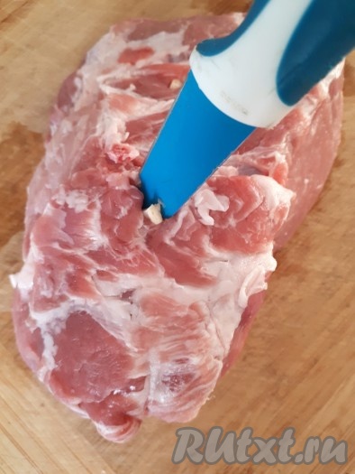 Чеснок очистить, нарезать пластинками и нашпиговать ими мясо со всех сторон.