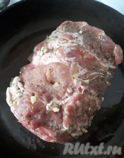 Промариновавшуюся свиную шею обжарить на сковороде, смазанной маслом, со всех сторон на сильном огне. Так обработанное мясо останется более сочным после запекания.
