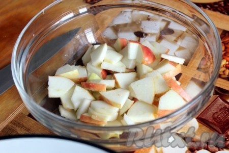 Яблоки нарезать небольшими кусочками (кожуру можно не снимать), переложить в салатник. Сбрызнуть яблочки лимонным соком, чтобы они не потемнели.
