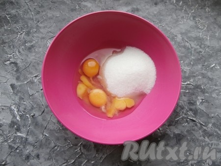 К яйцам добавить сахар, ванильный сахар и щепотку соли.