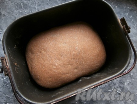 Ведёрко поместить в хлебопечку, включить программу "Выпечка" на 1 час 30 минут, корочка - средняя, вес хлеба - 900 грамм. 
