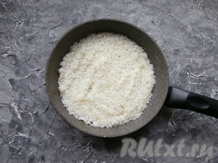 Готовить рис, не накрывая крышкой, на среднем огне до испарения жидкости (примерно, 5-7 минут).
