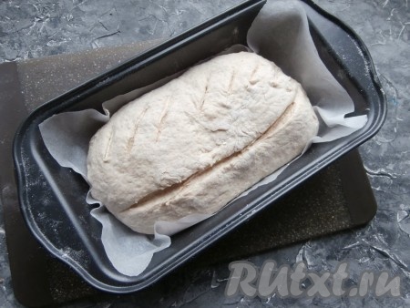 Далее тесто достать из холодильника, перевернуть на лист пергамента и поместить в форму для хлеба. Сделать один (или несколько) надрезов сверху.
