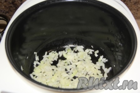 Лук почистить и мелко нарезать. В чашу мультиварки влить немного растительного масла и выложить нарезанный лук.
