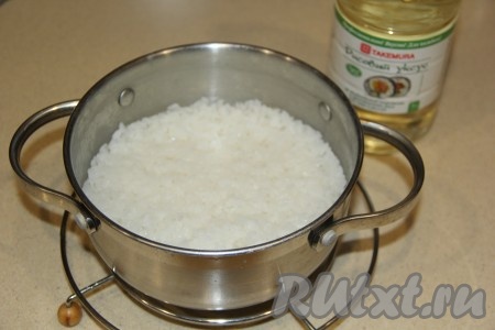 Рис хорошо промыть, затем высыпать в кастрюлю и залить водой с соотношением 1:2 (250 грамм риса и 500 мл воды). Оставить рис в воде на 30 минут, он побелеет. Затем поставить рис на огонь и довести до кипения. Как только рис закипит, накрыть кастрюлю крышкой и убавить огонь до минимума. Варить до полного испарения жидкости (минут 15-20). Готовый рис снять с огня и добавить рисовый уксус, перемешать. Полностью остудить рис.