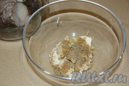 В миске соединить сметану, пропущенный через пресс зубчик чеснока, специи и соль.