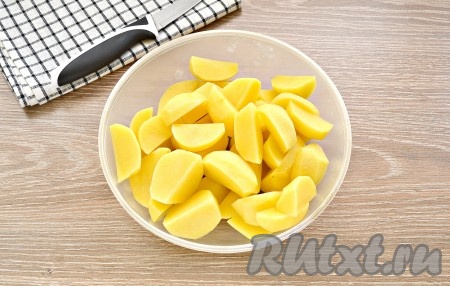 Нарезать картофель на дольки среднего размера и выложить в миску. Старайтесь, чтобы все дольки были, примерно, одинакового размера.