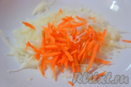 Капусту тонко нашинковать, морковь натереть на корейской тёрке.