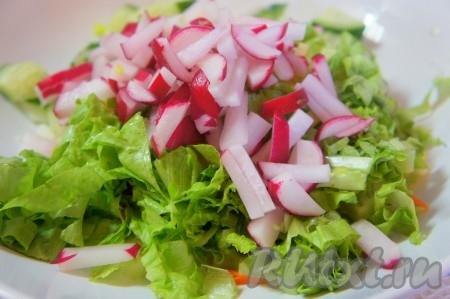 Листья салата вымыть, обсушить, нарезать. Редис нарезать соломкой, добавить салат и редис к нашему овощному миксу.