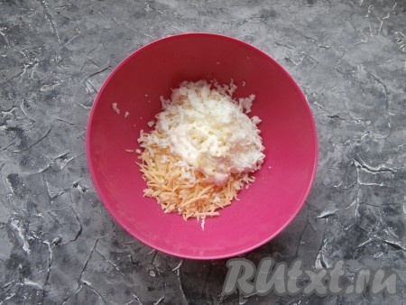 Сыр и яичные белки натереть на средней тёрке, выложить в отдельную миску, добавить измельчённый чеснок, немного соли и 2 столовые ложки майонеза.
