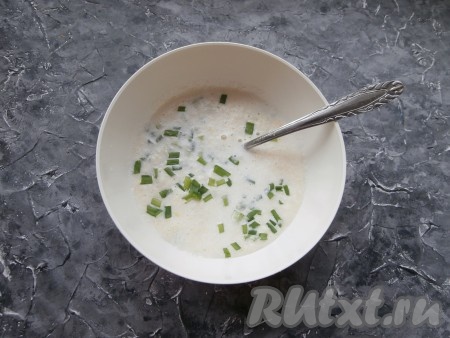 Луково-яичную массу переложить в миску, добавить молоко, соль, сахар, взбить венчиком. Затем добавить мелко нарезанный зелёный лук, перемешать.
