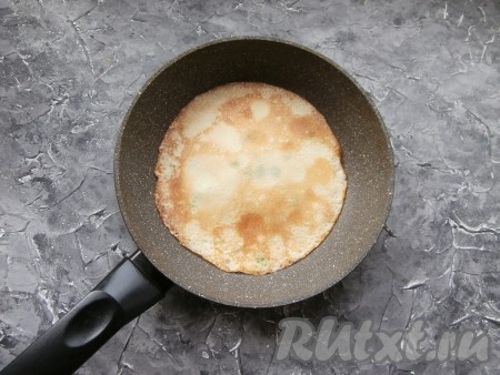 Жарить луковые блинчики на среднем огне до румяности с обеих сторон. Маслом сковороду можно смазывать только для первого блина.
