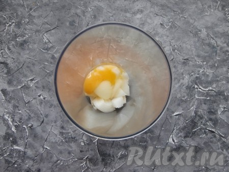Репчатый лук очистить от шелухи, промыть, нарезать на части и выложить в стакан (или чашу) блендера. Добавить туда же сырое яйцо.
