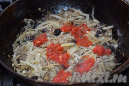 Как только капуста станет мягкой и уменьшится в размерах, добавляем томатную пасту, разведённую 3 столовыми ложками воды (или домашний томат), перемешиваем.
