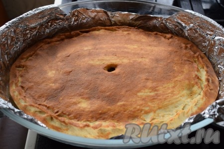 Готовый румяный и ароматный постный пирог с начинкой из капусты и грибов достаём из духовки.
