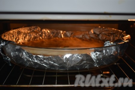 Далее отправляем пирог в разогретую духовку. Я ставила пирог в холодную духовку, так как пекла его в стеклянной форме. Выпекаем пирог при температуре 180 градусов в течение 40-45 минут.
