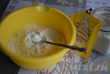 Теперь замесим тесто, для этого в миску насыпаем муку, добавляем соль, разрыхлитель и перемешиваем.

