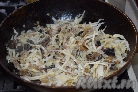 В сковороду добавим капусту и обжарим с грибами на среднем огне в течение 10 минут, перемешивая время от времени.
