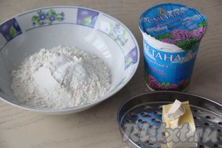 Вначале замесим песочное тесто, для этого нужно в глубокой тарелке (или миске) соединить муку с солью и разрыхлителем, перемешать.
