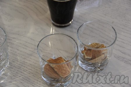 Печенье окунуть в кофе и выложить на дно стакана (примерно, по 2 печеньки). 