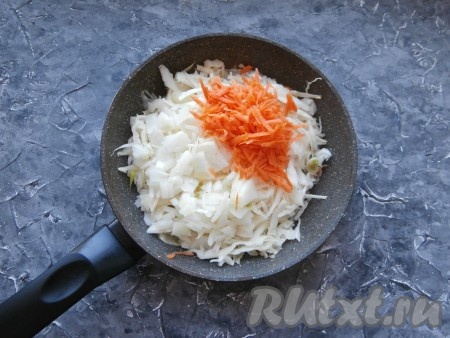 Морковку и лук очистить. Капусту нарезать достаточно тонко, посолить и помять руками. Выложить в сковороду с растительным маслом капусту, мелко нарезанную луковицу и натёртую на крупной тёрке морковь.
