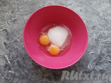 К яйцам добавить соль и сахар, взбить обычной вилкой.
