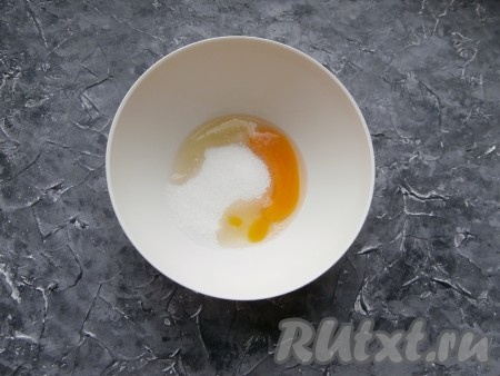В другую миску разбить яйцо, добавить соль, сахар и ванилин.
