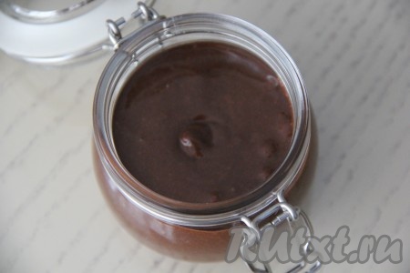 Переложить шоколадно-ореховую пасту в баночку с крышкой и поставить в холодильник на пару часов (можно на ночь).
