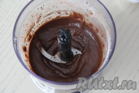 Пробить орехово-шоколадную массу в течение 2 минут.
