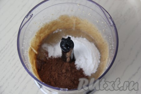 Добавить к ореховой массе соль, сахарную пудру и какао.
