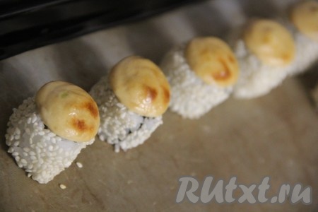 Запекать роллы с крабовыми палочками в разогретой духовке при температуре 200 градусов (если духовка позволяет, выставить режим "Верхний нагрев"), примерно, 3-4 минуты.
