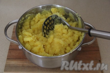 Когда картошка сварится, слить из кастрюли воду, размять картофель в пюре.
