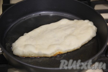 Влить достаточное количество растительного масла в сковороду, хорошо разогреть и опустить пирожок с картошкой "Лапоть" в масло, которое должно покрывать пирожок на половину высоты.

