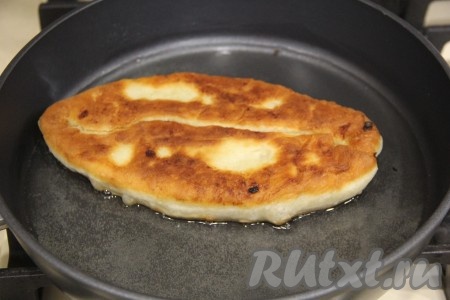 Жарить пирожок с картошкой и луком на медленном огне с двух сторон до золотистого цвета.
